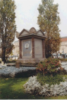 Mllerdenkmal am Willi-Brandt-Platz. Stabsulen aus rotem Sandstein (Maingebiet).