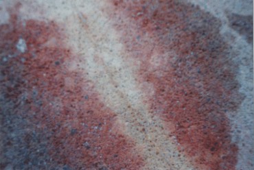 Rochlitzer Porphyrtuff mit Kluft und Ausbleichungszone